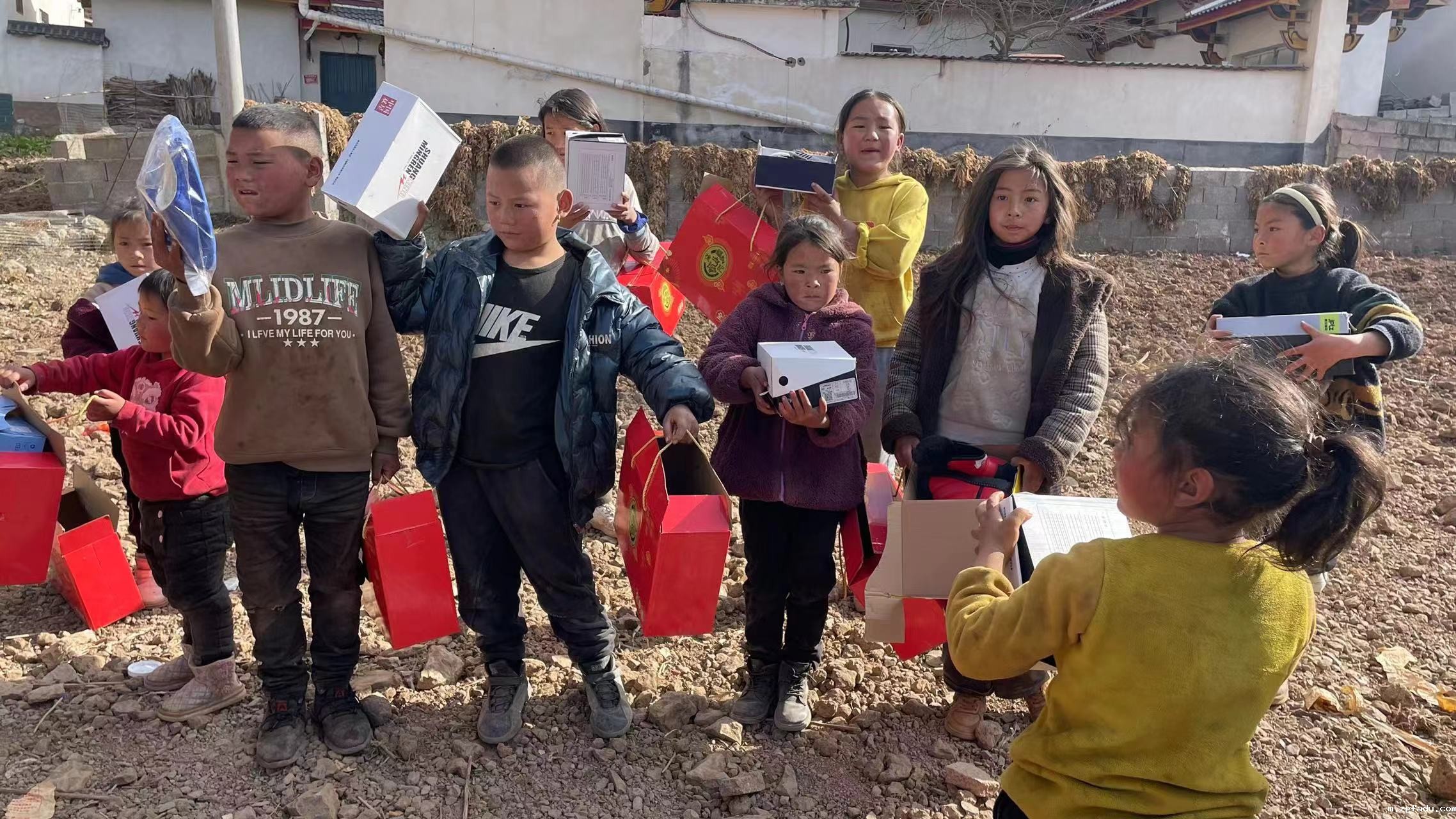 情暖童心 筑梦未来 --雷竞技newbee官网赞助商爱心捐赠大凉山
