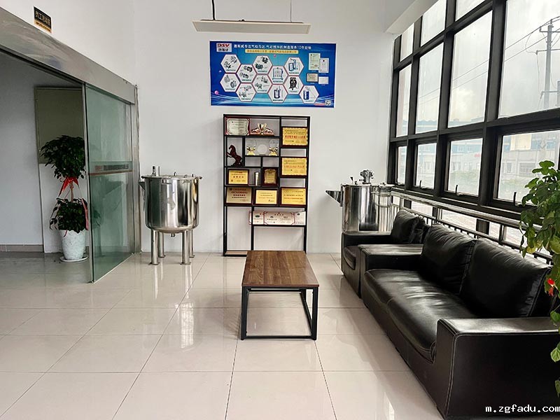 1712970393674597.jpg 1681353253578335.jpg